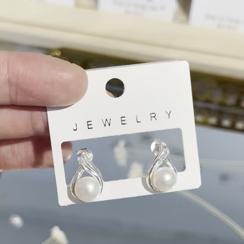 交叉水滴暖光天然珍珠簍花設計耳 - 耳環/耳夾/耳骨夾 - 珍珠 白色