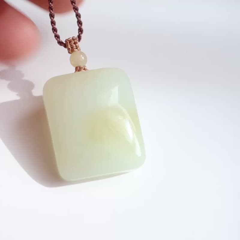天然新疆糖白料和田玉無事牌吊墜項鏈 精工雕刻料子厚實 無事平安 - 項鍊 - 玉石 