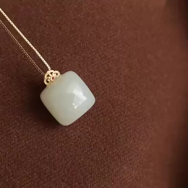 Natural Hetian jade small sugar cube pendant Qingshui Wu Shi Pai 18k gold inlaid peace, joy, smooth and worry-free - สร้อยคอ - หยก 