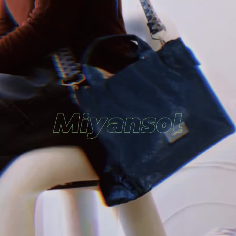 [Ready stock] Korean wrinkled zipper dumpling bag - moonlight gray environmentally friendly DuPont paper material shoulder and crossbody - กระเป๋าแมสเซนเจอร์ - กระดาษ สีเทา