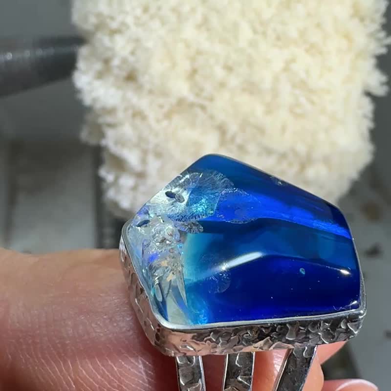 8 size ring, Exclusive Handmade Blue Amber Ring with Unique Design and Natural - แหวนทั่วไป - เครื่องประดับพลอย สีน้ำเงิน