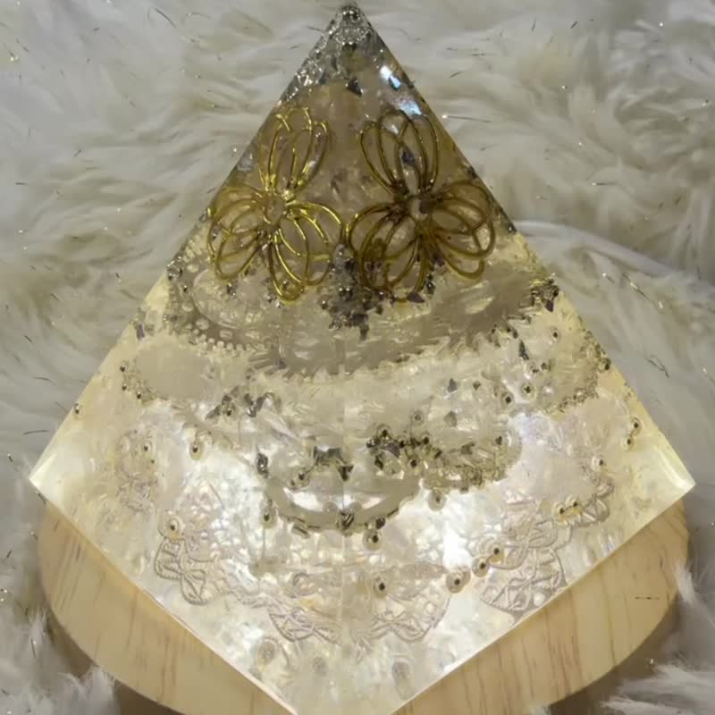 7.6x7.6x8.5cm(桌邊守護款)純淨之能-安哥拉白水晶奧剛能量金字塔 - 擺飾/家飾品 - 水晶 透明