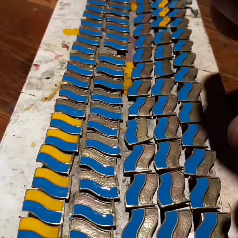 Handmade enamel brass pin ukrainian hearts,yellow blue hearts pin,ukraine flag - 徽章/別針 - 銅/黃銅 金色