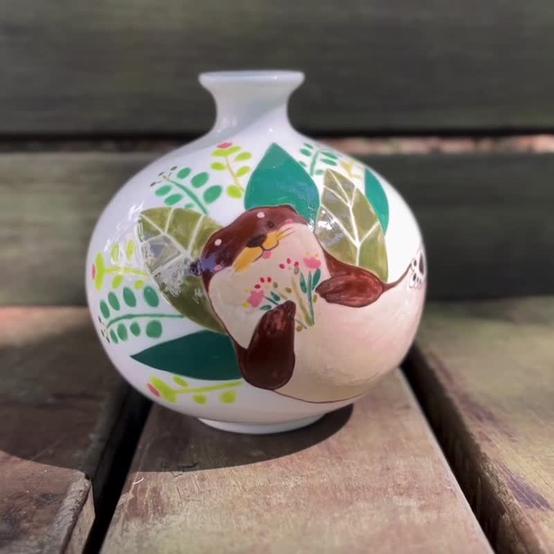 A Lu Otter Round Pottery Vase/Gift Original Handmade Hand Painted Only One Piece - เซรามิก - ดินเผา หลากหลายสี