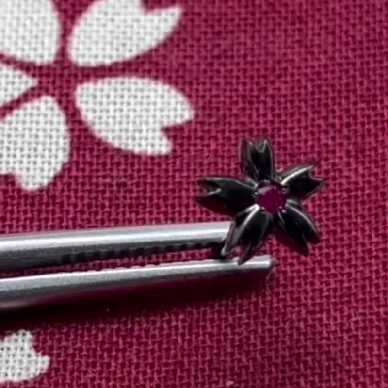桜 シルバー925 ピアス/ルビー/黒/メンズ ピアス/シルバーアクセサリー/送料無料/日本製/男性 プレゼント - 耳環/耳夾/耳骨夾 - 純銀 黑色