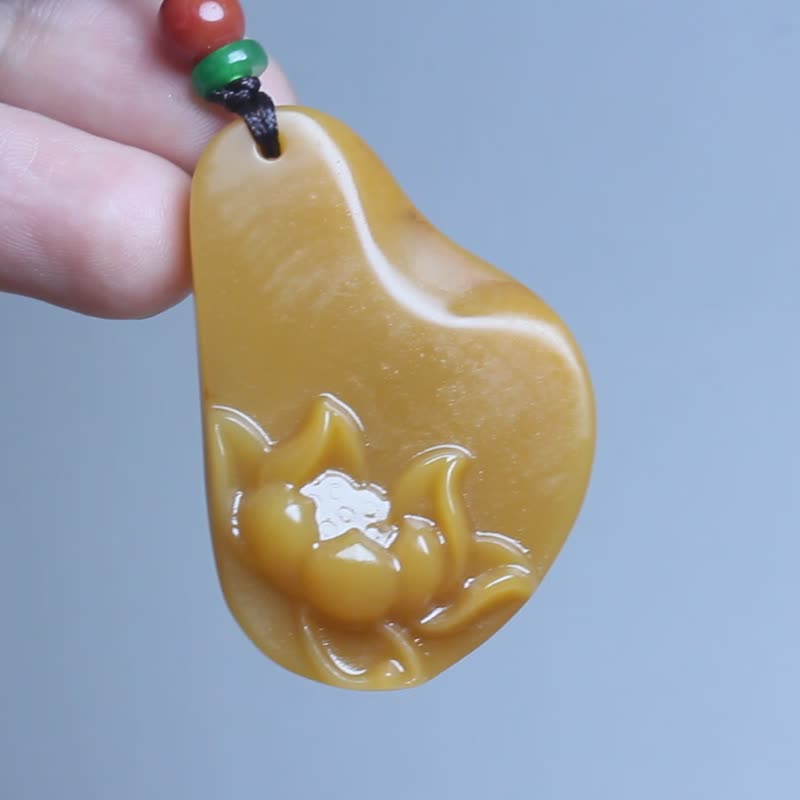 【荷韻】 荷花項鏈 掛件吊墜 天然黃蠟石 清雅玉飾 - 項鍊 - 玉石 黃色