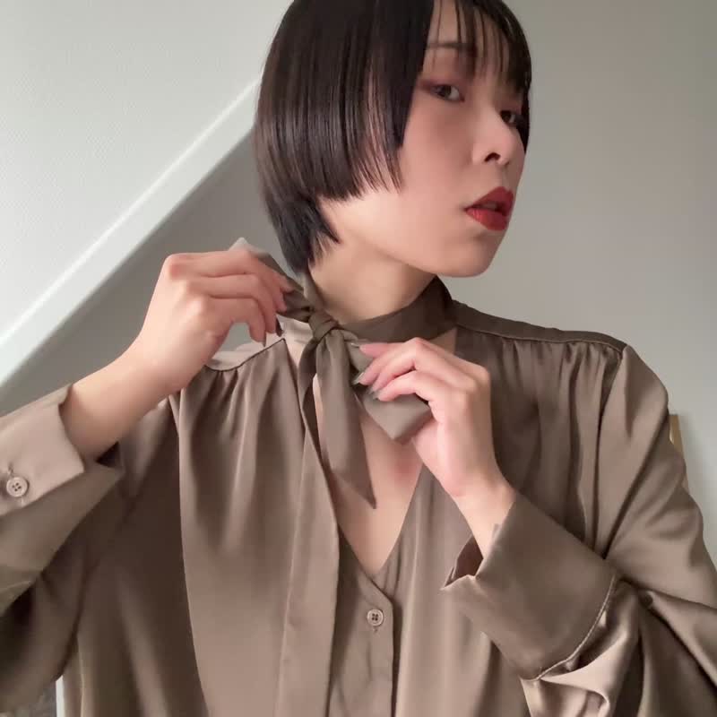 飄帶領緞面襯衫-焙茶 - 女襯衫 - 聚酯纖維 卡其色