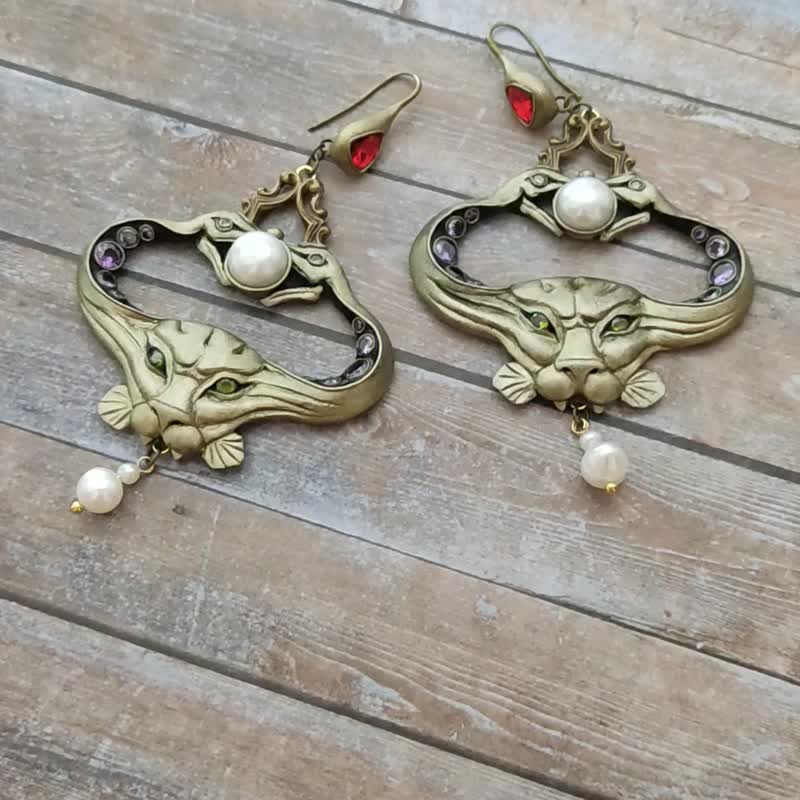 2つのヘビで飾られたカスタムアールヌーボーの象徴的なイヤリング