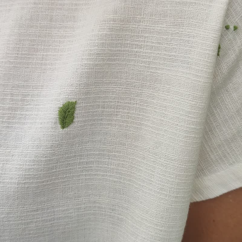 Green Leaves - 白襯衫上手工刺繡綠葉 - 女上衣/長袖上衣 - 棉．麻 白色