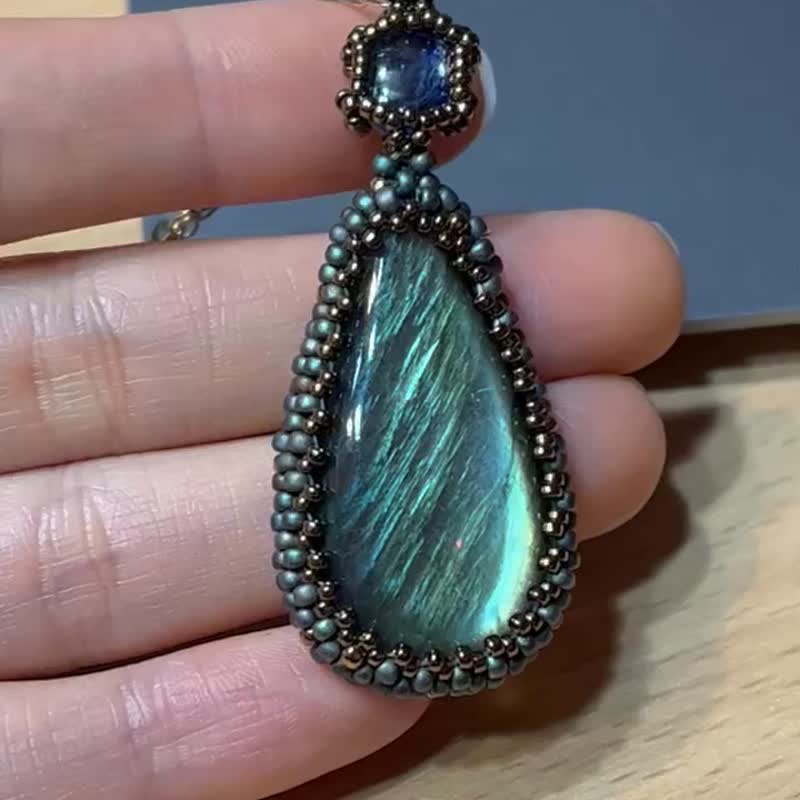 Kyanite Labradorite Beaded Pendant with Gemstone Wrap Chain - สร้อยคอ - คริสตัล สีน้ำเงิน