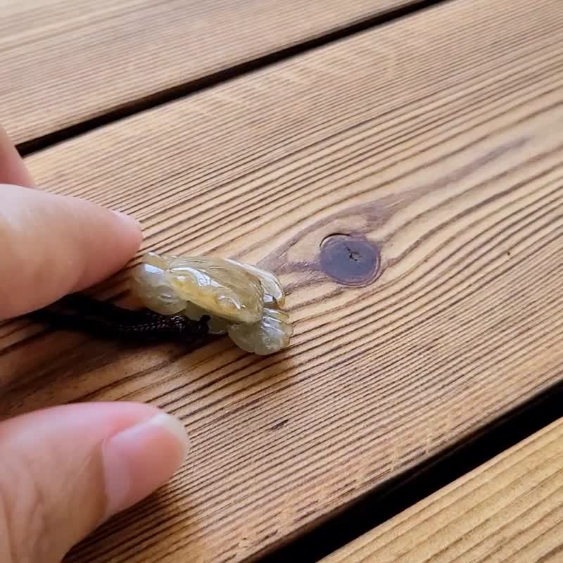 親翠 天然翡翠 冰黃手感雕刻寫實螃蟹抓錢 八方來財調整式繩鏈 - 項鍊 - 玉石 多色