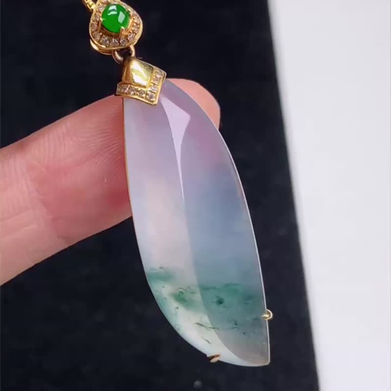 Ice jade natural jade Burmese A jade necklace • 18K gold shaped jade pendant - สร้อยคอ - หยก 