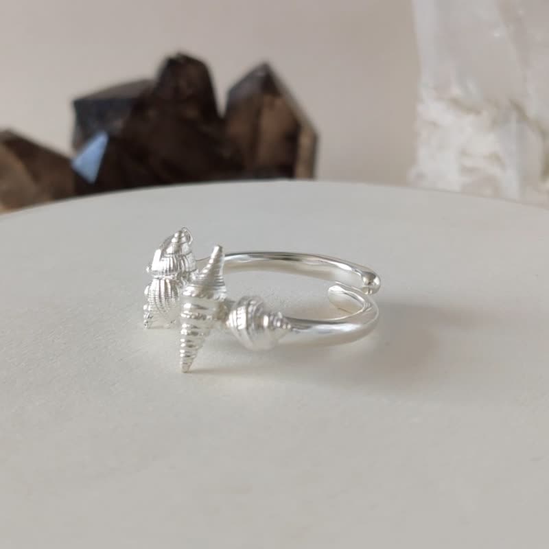 Small conch shells sitting in a row Silver open ring S925 Silver handmade ring - แหวนทั่วไป - เงินแท้ สีเงิน