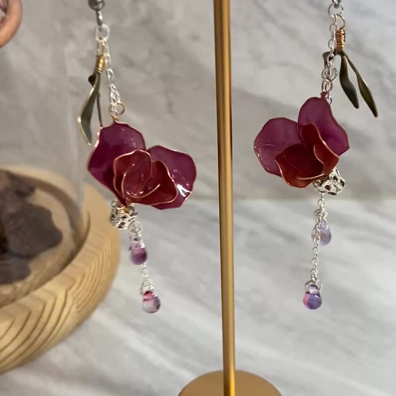 Jocelyn 水晶花飾品-紫藤花瓣耳環-紫紅/造花液/樹脂花/滴膠/耳飾 - 金工/飾品 - 樹脂 紫色