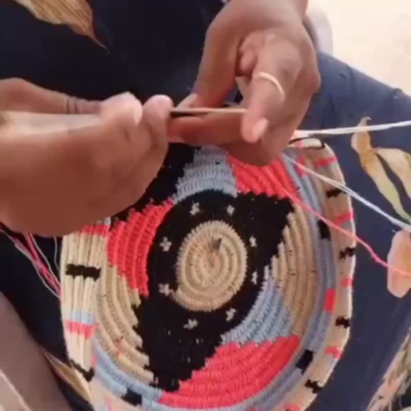 SOLO歐洲家居 - Pompom 手提圓流蘇 哥倫比亞製 編織手工包 繽紛 - 手提包/手提袋 - 壓克力 多色