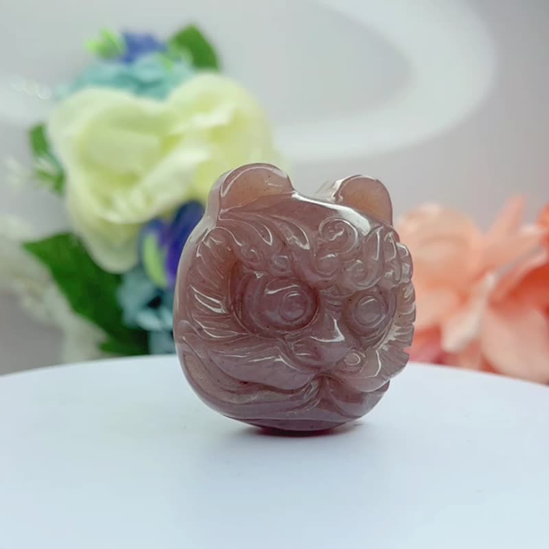 手工雕刻醒獅佘太翠豆沙紅 喜財臨門祥獅獻瑞 手把件盤玩把玩吊飾 - 吊飾/掛飾 - 玉石 多色