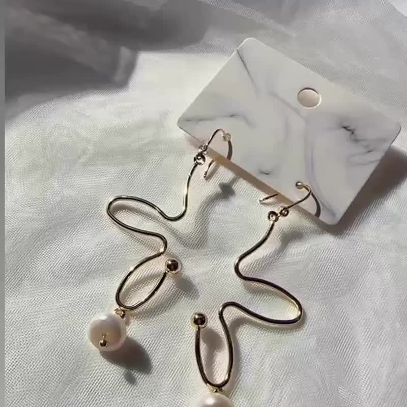 Half flower pearl Bronze earrings_Clip-on earrings can be modified for free - ต่างหู - ไข่มุก ขาว