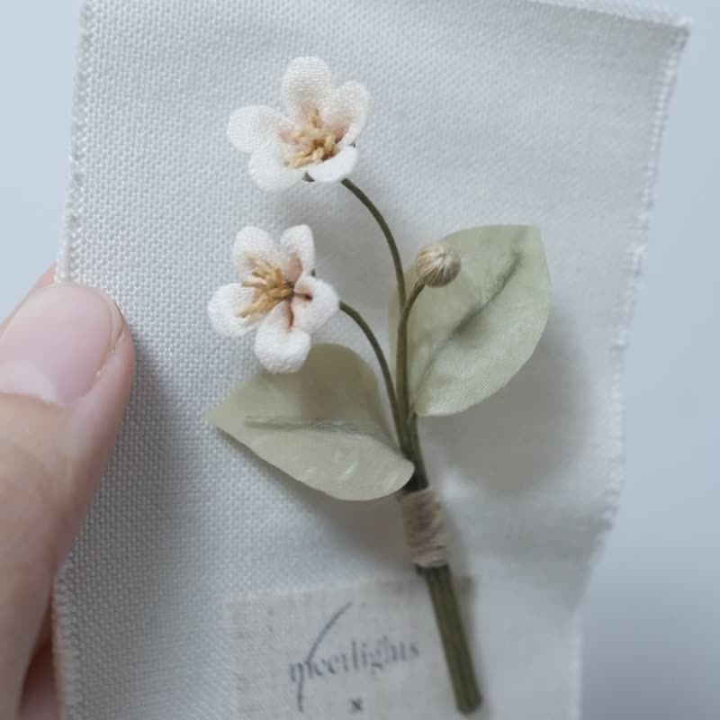 Exclusive joint hand-dyed cloth flower oil tung flower badge - เข็มกลัด - ผ้าฝ้าย/ผ้าลินิน ขาว