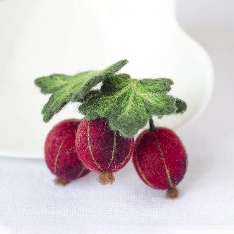 Handmade Felted Gooseberry Brooch Wool Berry Pin Berries Jewelry Gift for Mother - เข็มกลัด - ขนแกะ สีแดง