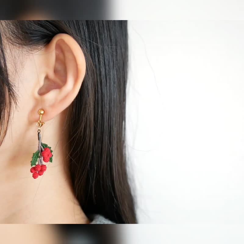 [Limited time offer] Swaying holly branch earrings / Clip-On made to order, lace knitting, Christmas, gifts, seasonal - Earrings & Clip-ons - Thread Red