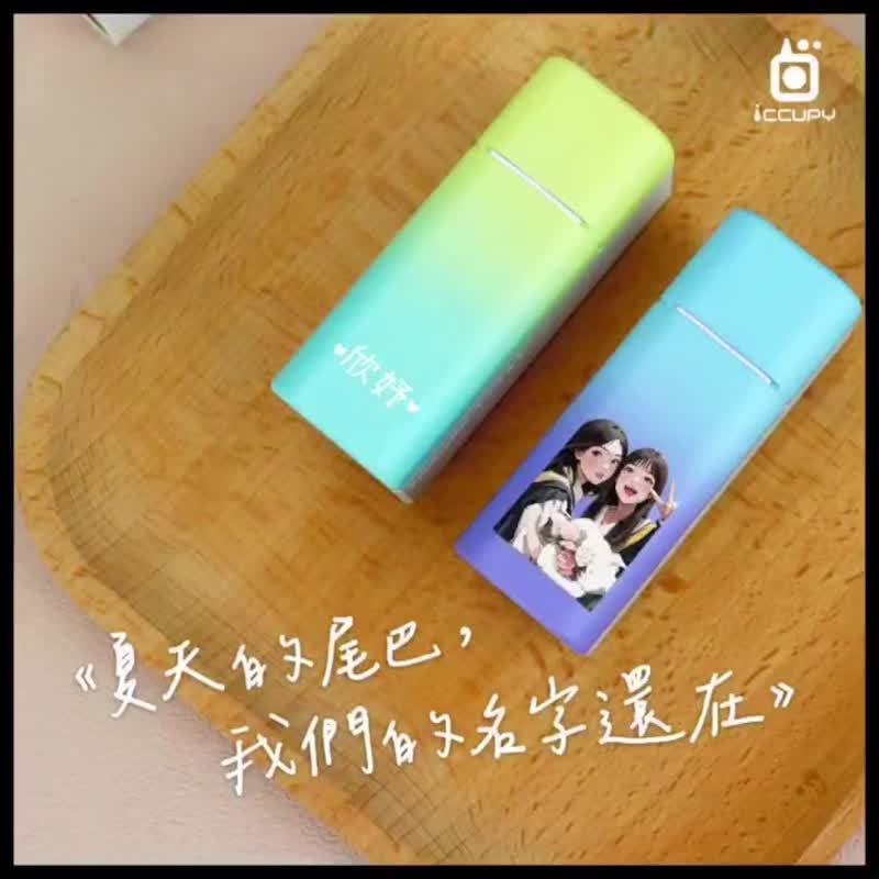 【似顏繪】致青春 畢業季 來圖客製丨Mood小日子雙充頭行動電源 - 行動電源/充電線 - 其他材質 