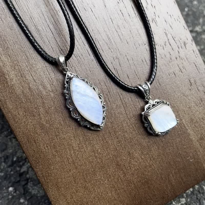 Xiyingyao 925 Silver moonstone natural stone blue moonlight crystal necklace ethnic style retro hippie - สร้อยคอ - คริสตัล สีเงิน