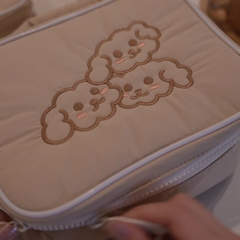 Nuomi Puppy Travel Storage Bag Large Capacity Milk Tea Color Cosmetic Bag Washing Bag - กระเป๋าเครื่องสำอาง - ไนลอน 