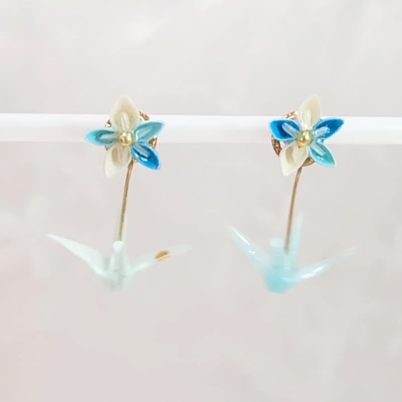 2way │小さな花と揺れる折り鶴の和風ピアス/イヤリング │水色 - 耳環/耳夾/耳骨夾 - 紙 藍色
