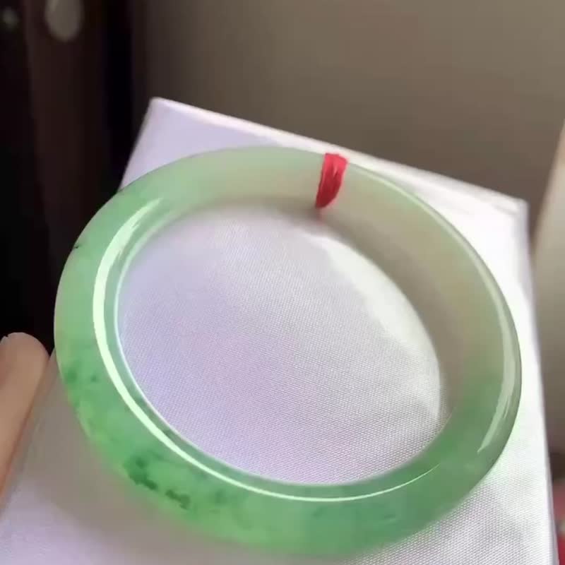 冰種玉鐲 天然翡翠玉鐲 A玉 手鐲 • 冰種翠綠飄花翡翠圓鐲 - 手鍊/手環 - 玉石 綠色