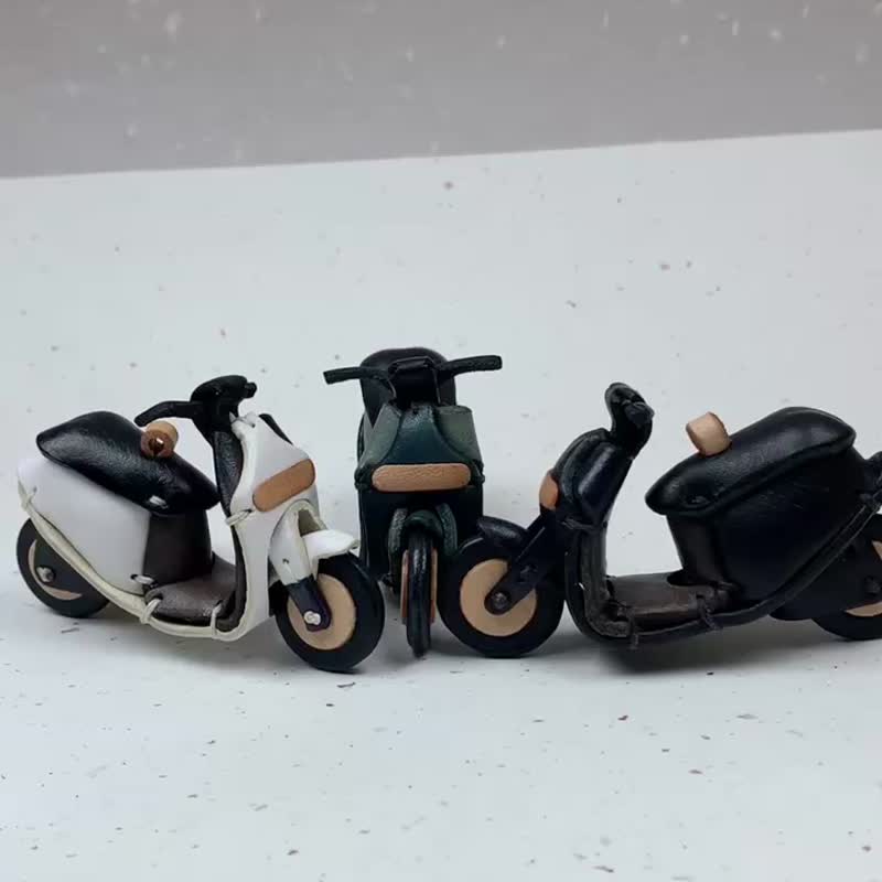 GOGORO 3 世代 - 再彫刻キーリング (カラーオプション) 本物のベジタブルタンニンなめし革キーリングチャーム - キーホルダー・キーケース - 革 多色