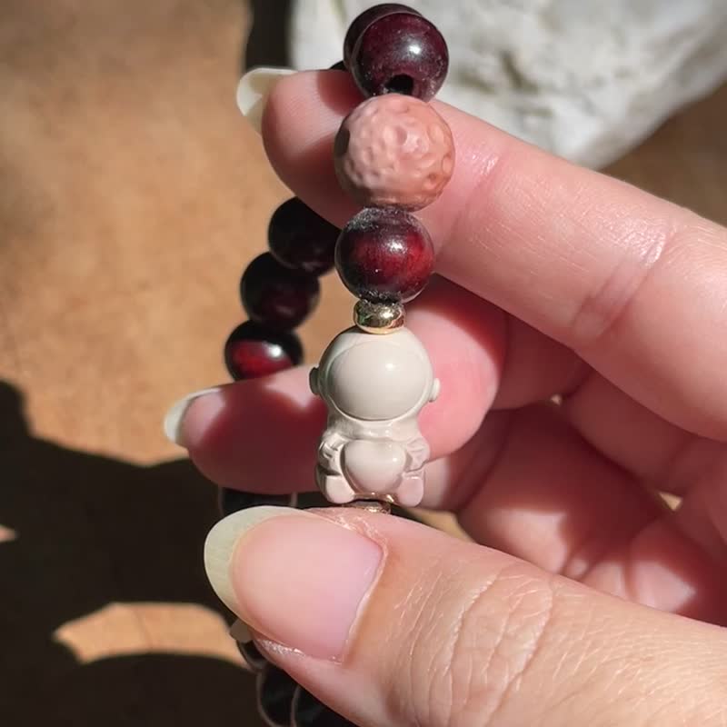 Strawberry Star Man-Alxa hand-carved small piece. Rosewood beads and elastic cord. Hand circumference can be modified - สร้อยข้อมือ - หิน สึชมพู