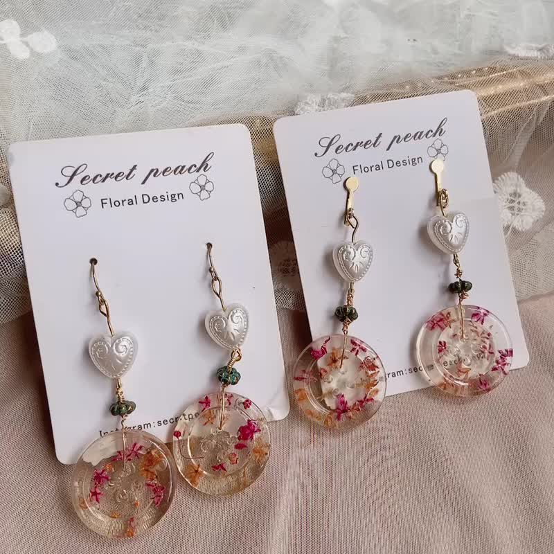 Button Shape Playful Dried Flower Earrings Handmade Jewelry - ต่างหู - วัสดุอื่นๆ สึชมพู