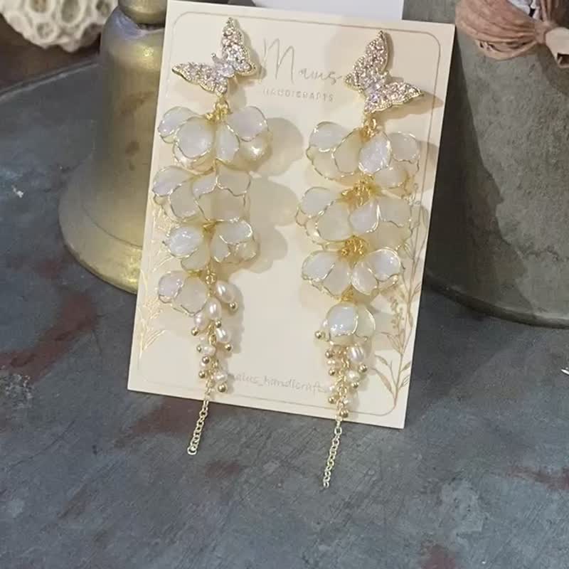 Lily of the Valley • Pearlescent White - Handmade Resin Earrings Jewelry Wedding New Year Birthday Gift - ต่างหู - เรซิน 