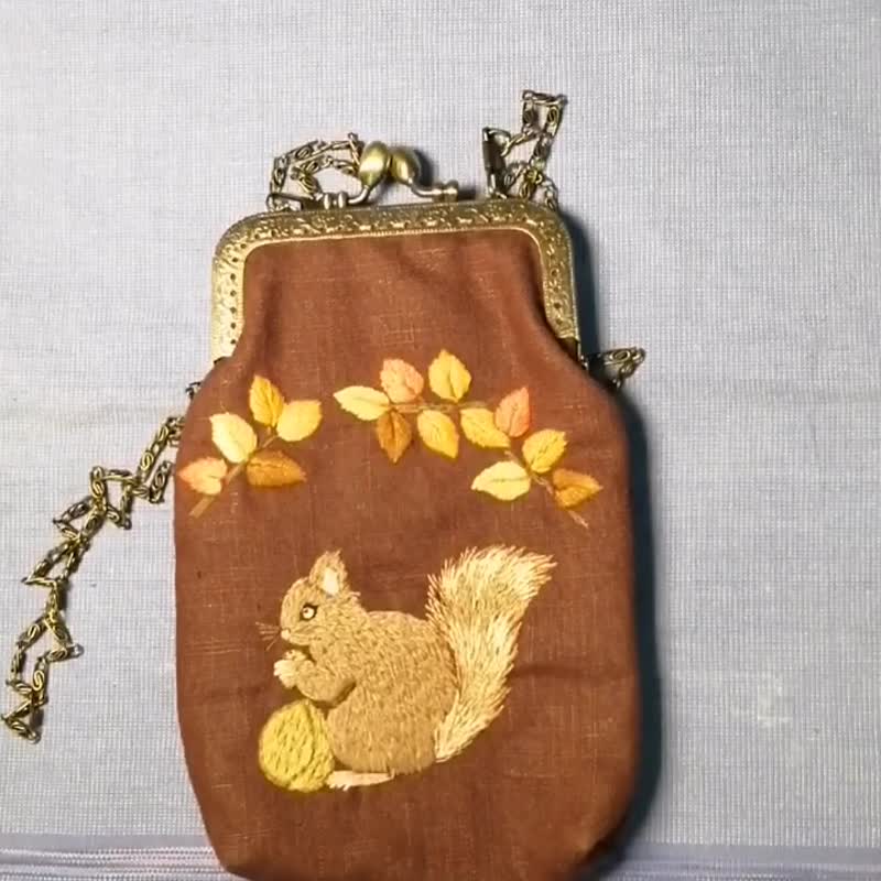 Hand-embroidered Linen Kiss Lock Pouch – Squirrel & Autumn Leaves Design - 手提包/手提袋 - 棉．麻 咖啡色