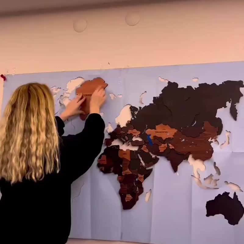 灰色の詳細世界地図 - ウォールデコ・壁紙 - 木製 