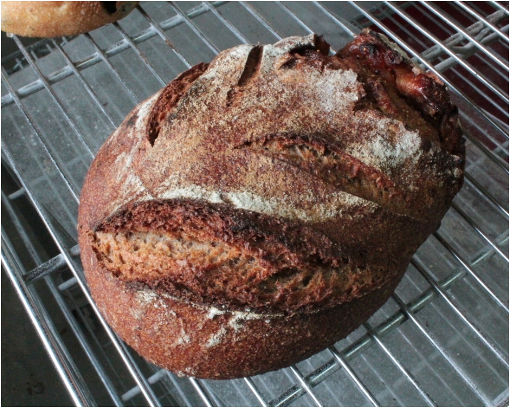 選用 100% T150 法國全麥麵粉所製作的酸種麵包，加入輕量蜜糖調味，使酸種的原味更平衡。