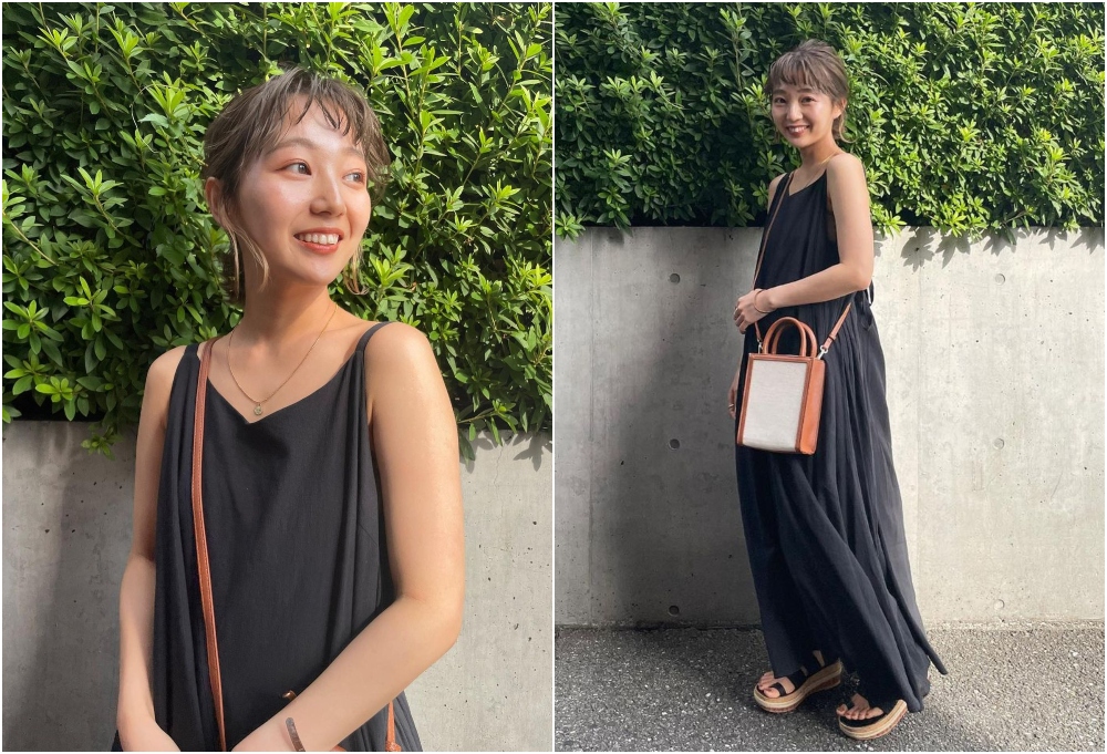  日系風格小黑裙更為輕爽，帶日常穿搭的悠閒感。