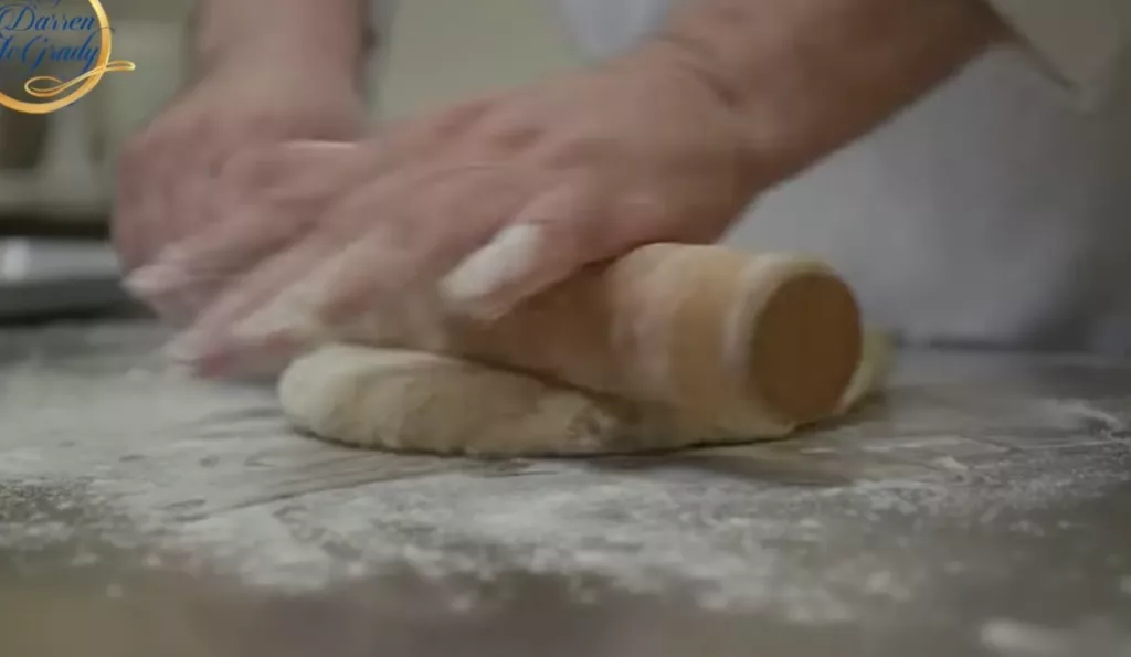 用麵粉棍將麵團壓成 1 寸厚度