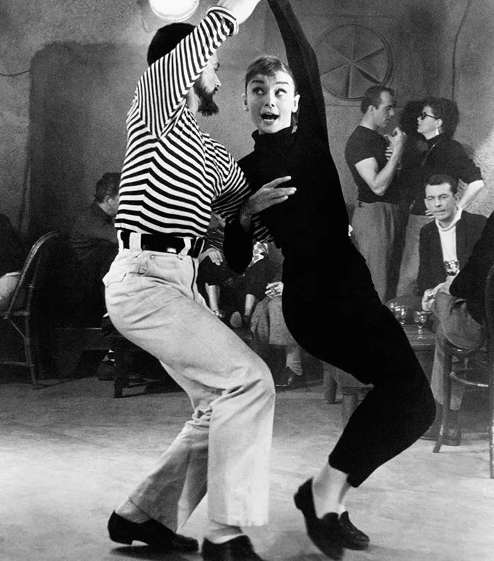 電影 《 Funny Face 》中，Audrey Hepburn 穿上樂福鞋輕盈起舞，成為了永恆經典。