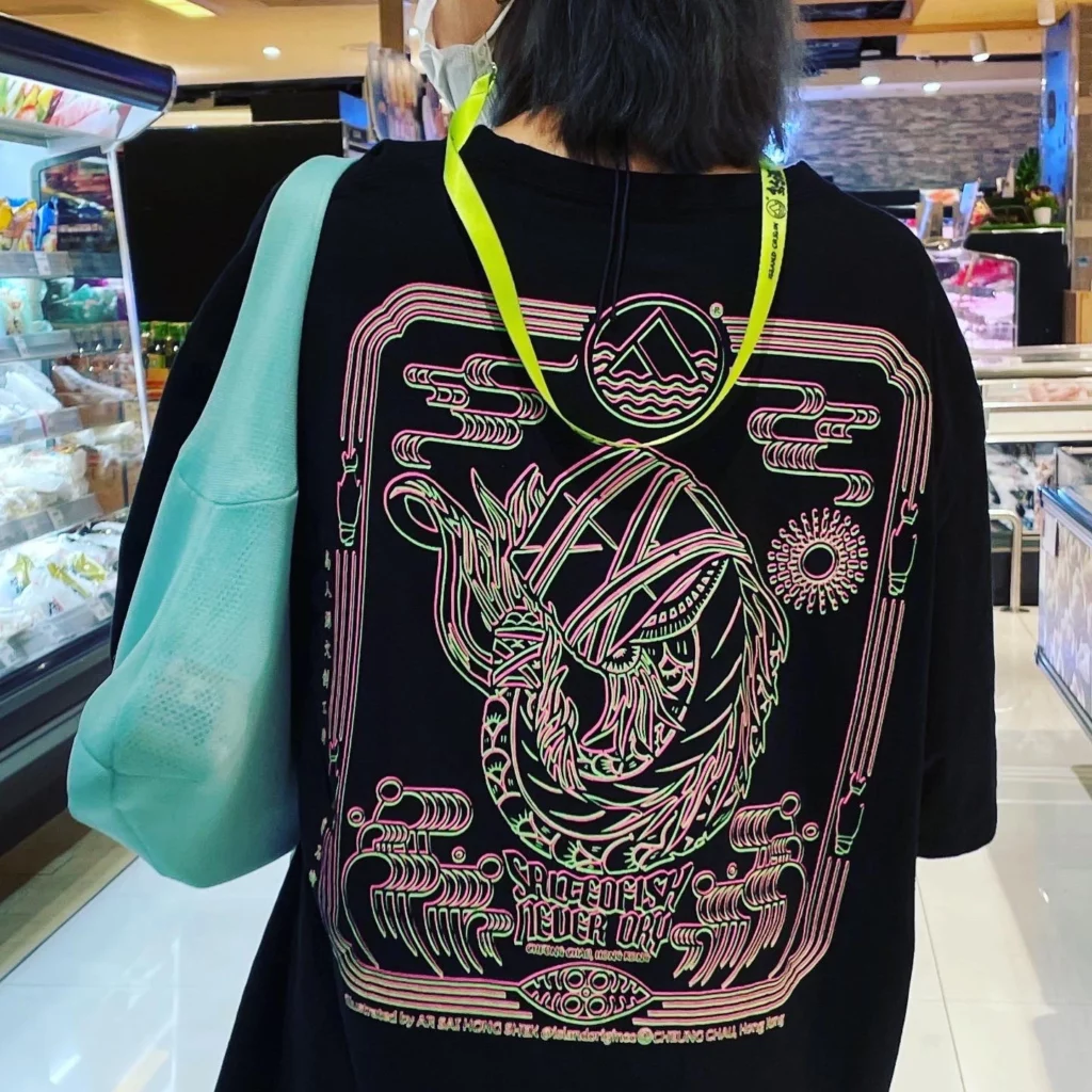 周星馳都問：做人無夢想，跟鹹魚有什麼分別？Pinkoi 香港設計品牌島人源以鹹魚為題，表達死唔斷氣的生猛態度。其設計更賣往日本等亞洲地區。