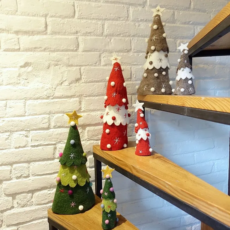 用羊毛氈聖誕樹裝飾樓梯