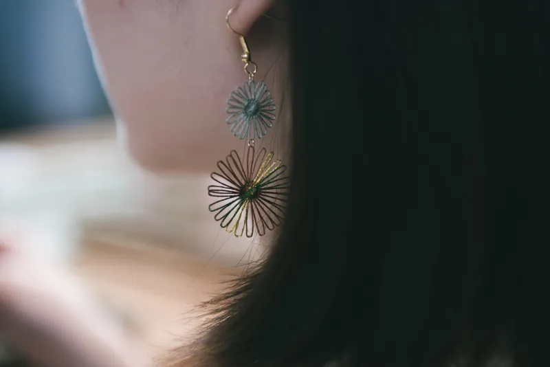 參加花藝體驗的女孩，佩戴著來自 風花 fuuka. 的刺繡耳環。