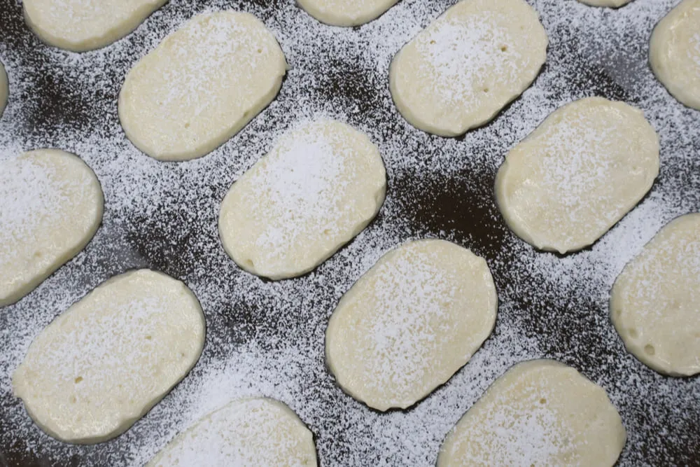 分兩次撒上糖粉是做出達克瓦茲糖珠的秘訣