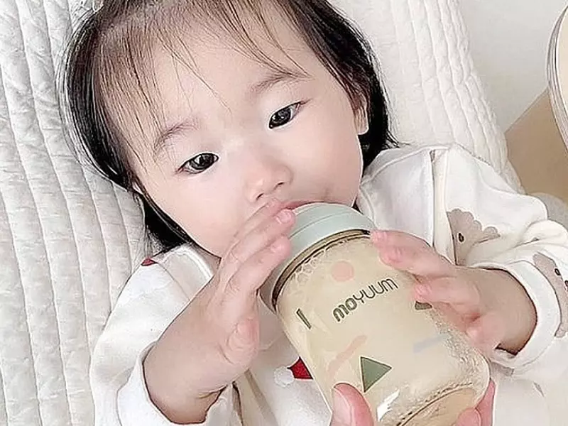 小女嬰用奶瓶喝奶