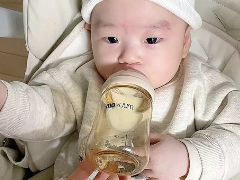 大人餵男嬰喝奶