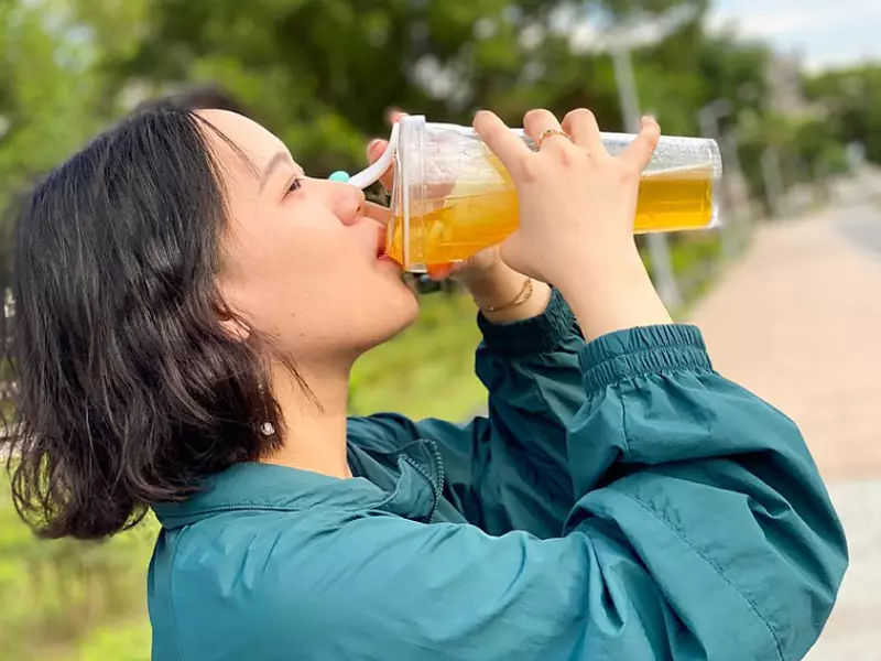 一名女性使用環保杯喝飲料