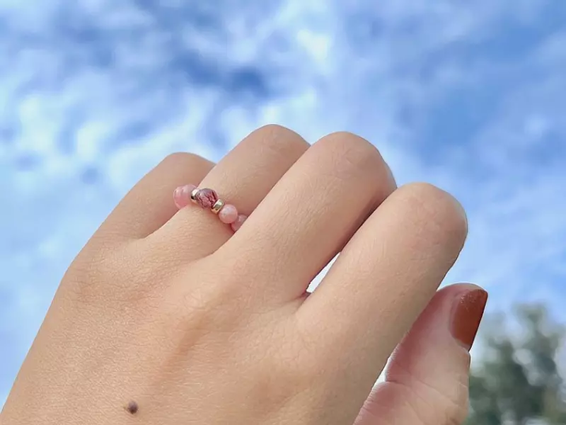 紅紋石與草莓晶串珠戒指