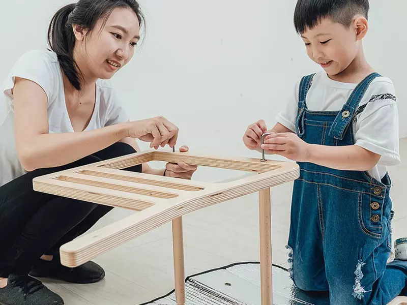 親子一起組裝木桌