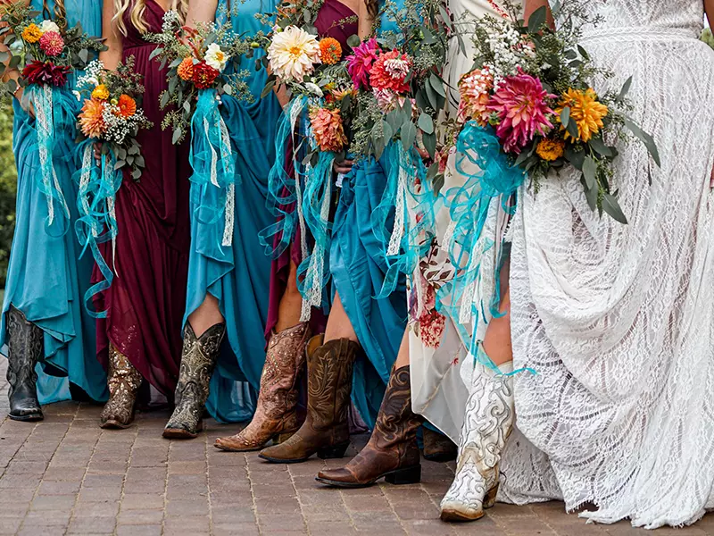新娘與伴娘們的伴娘鞋為西部靴
